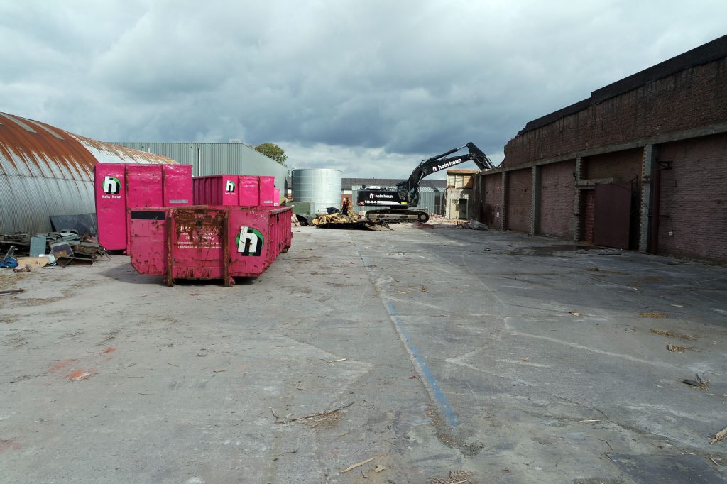Fase twee van het project aan de Linderflier is in week 34 gestart met de werkzaamheden. Reeds in week 30 waren de werkzaamheden van fase 1 afgerond. Het project beslaat een totale oppervlakte van ruim 15.000m². De panden zijn sterk verouderd, maar toch wordt er ook nu weer nagedacht over (duurzame) mogelijkheden van het hergebruik van materialen. Zo worden alle materialen en wordt er per materiaalsoort gekeken of er nieuwe grondstoffen van gemaakt kunnen worden. Bij dit project wordt al het puin verwerkt tot granulaat. Het granulaat zal vervolgens worden hergebruikt voor het ophogen van de locatie na de grondsanering, zodat er een deugdelijke basis ligt voor een mogelijke nieuwbouw. Het verwijderen van het asbest is uitgevoerd door Hein Heun Asbestsanering B.V. en de demontage/-sloop van het pand is uitgevoerd door Hein Heun Sloopwerken B.V. Voor dit project wordt er ook grondsanering uitgevoerd, dit valt onder de verantwoordelijkheid van TD&R.