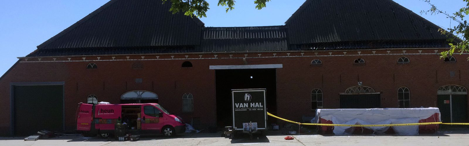Bij een boerderij in het Groningse dorp Godlinze is Hein Heun Asbestsaneringen B.V. ingeschakeld om het asbest in de vorm van dakbeplating en wandbekleding te verwijderen. Het pand staat in het aardbevingsgebied en beslaat een oppervlakte van 1600m². Nadat de wandbekleding in containment is verwijderd, is het dak gesaneerd .